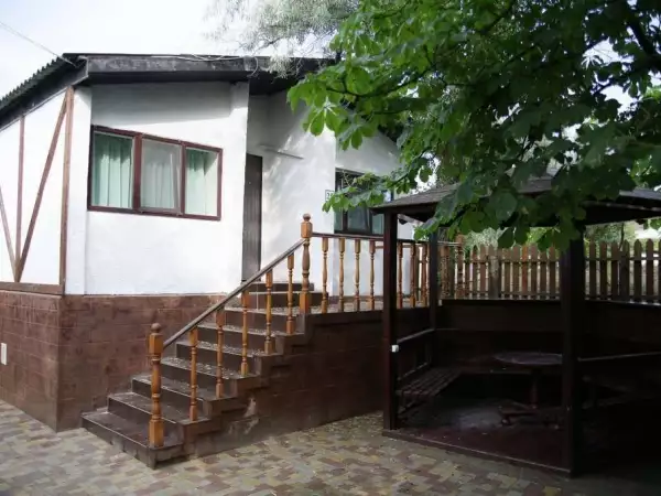 2-х комнатный 5-ти местный отдельно стоящий дом с закрытым двором